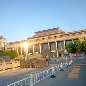 沟厕全景偷拍美女撒尿
